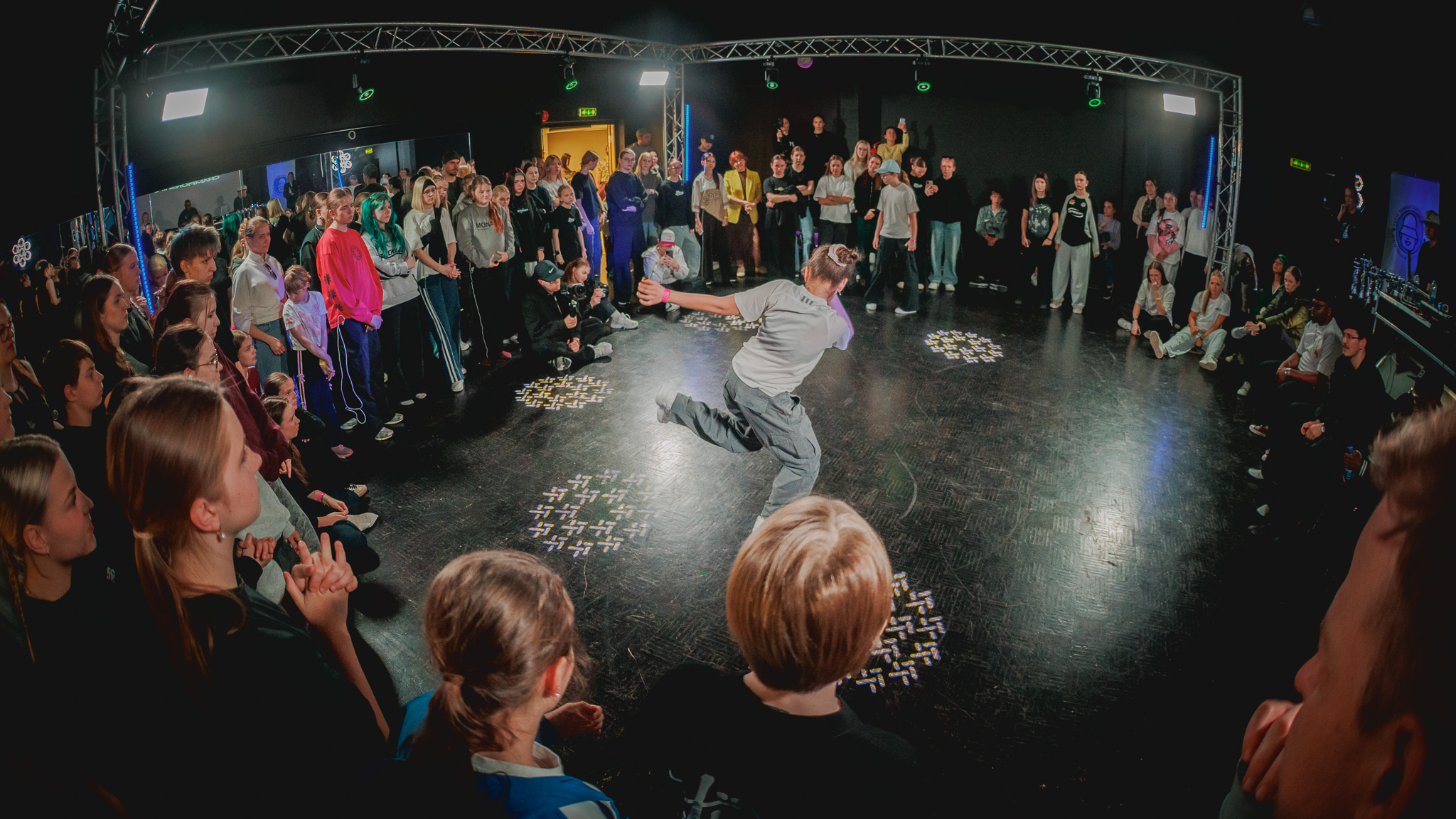 Eile toimusid Peetri Lasteaed-Põhikoolis Eesti Tänavatantsijate Liidu 2026. aasta lahtised meistrivõistlused breiktantsus ja tänavatantsudes. Võistlustel oli ko